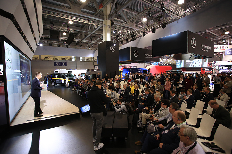 汽車展廳現(xiàn)場,汽車展會嘉賓,奔馳汽車展臺 汽車展廳現(xiàn)場,汽車展會嘉賓,奔馳汽車展臺